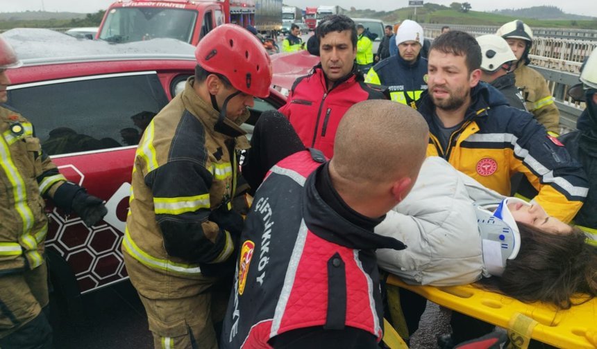 Otomobil TIR'a çarptı; 4 yaralı