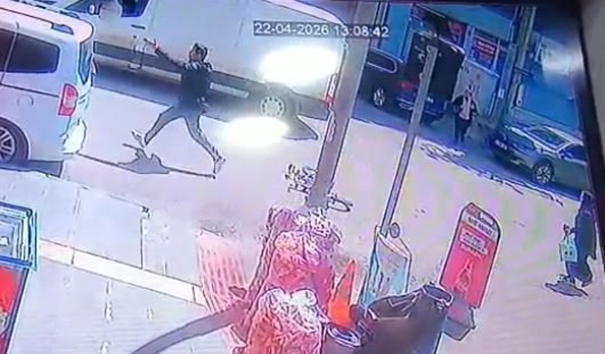 Otomobilin altında kalan çocuğun 10 metre sürüklendiği kaza kamerada