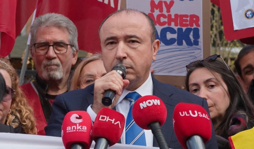 Özel İtalyan Lisesi öğretmenleri İstanbul İl Milli Eğitim Müdürlüğü'nün önünde eylem düzenledi