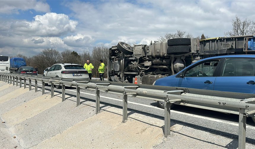 Patates yüklü TIR devrildi