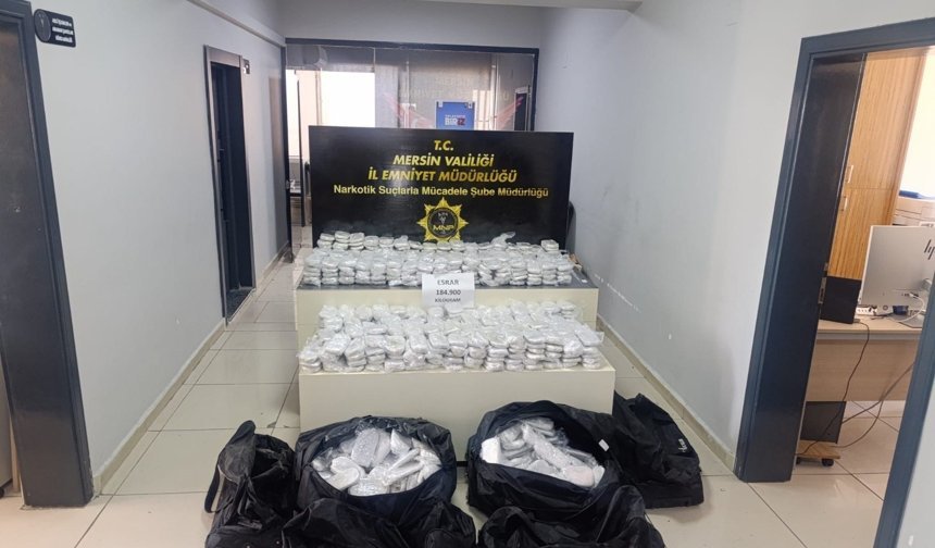 Polisin takip ettiği kamyonetten yaklaşık 185 kilo esrar ele geçirildi