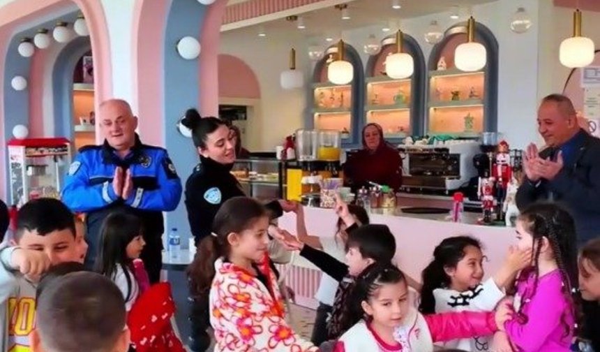 Polisler, ilkokul öğrencilerinin bayramını etkinlikle kutladı