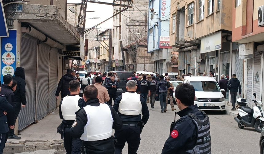Polisleri görünce 5 kişiyi rehin alan cezaevi firarisi, ikna edilip gözaltına alındı