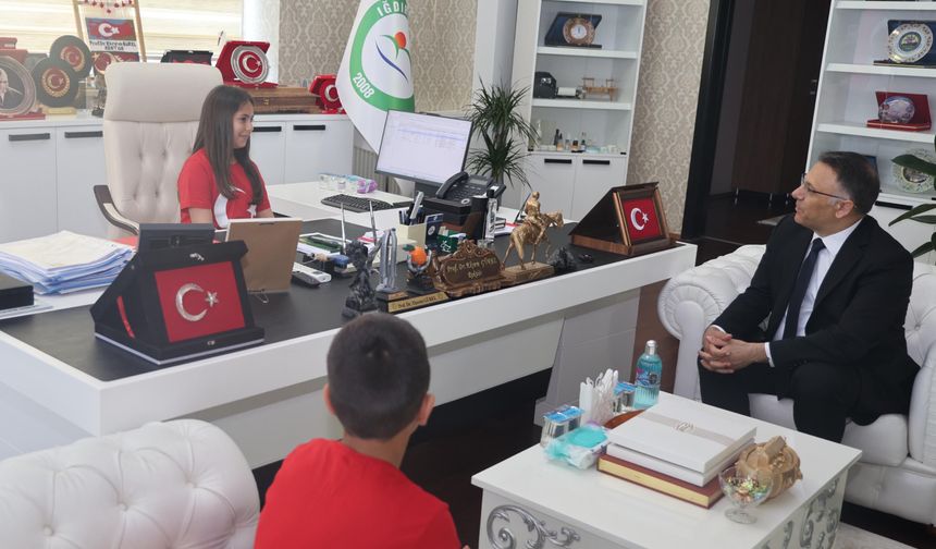 Rektörlük makamını devralan çocuklardan 'Kartal Dansı'