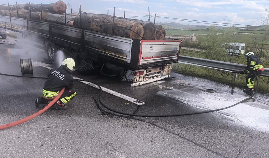 Samsun'da seyir halindeki tomruk yüklü kamyon alev alev yandı