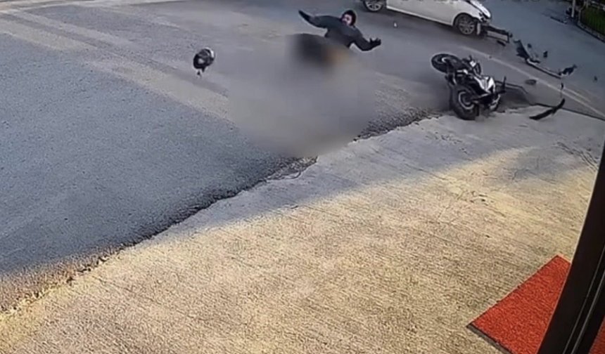 Sanayi sitesinde motosiklet ile otomobilin çarpıştığı kaza kamerada