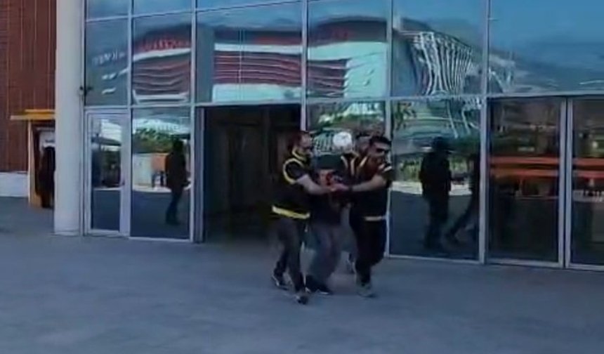 Satırla bir saatte 3 kişiyi yaraladı (2)