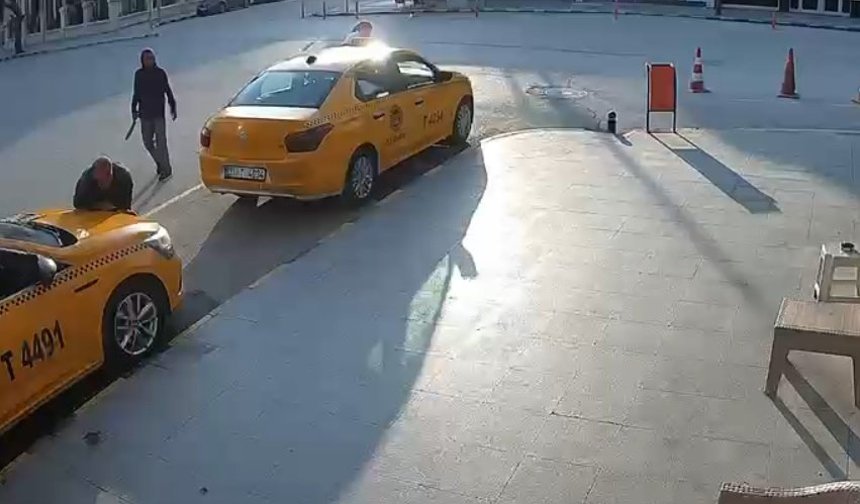 Satırla bir saatte 3 kişiyi yaraladı