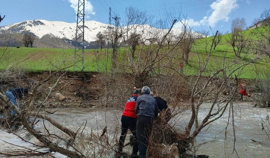 Şemdinli'de dereye düşen 8 yaşındaki Osman için arama çalışması başlatıldı