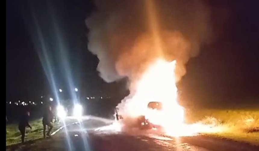 Seyir halindeki otomobil alev aldı; 5 kişi son anda kurtuldu