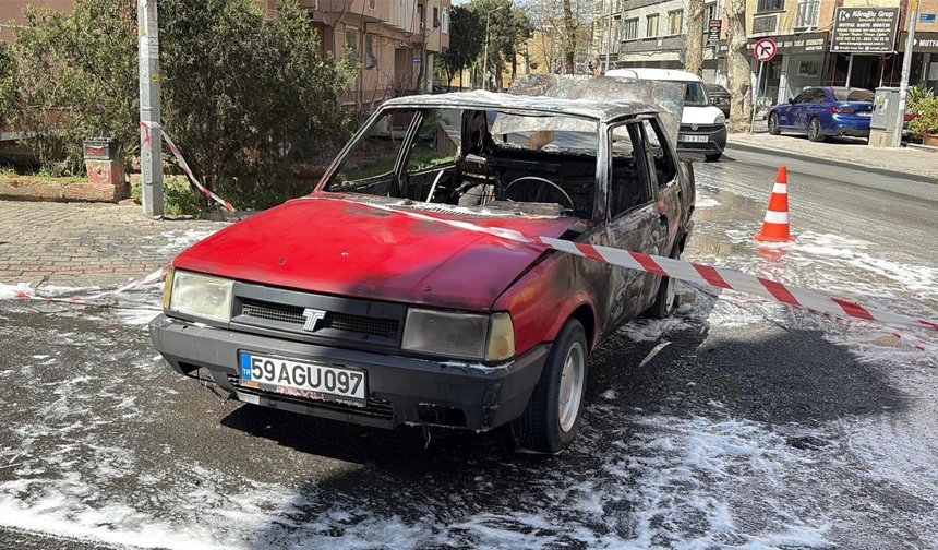 Seyir halindeyken alev alan otomobil yandı