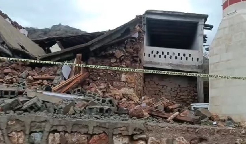 Siirt'te sağanağın etkisiyle metruk ev çöktü
