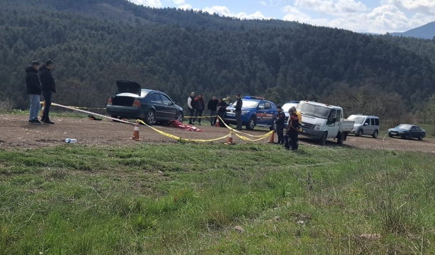 Tamir etmek istediği otomobilin altında kalarak öldü