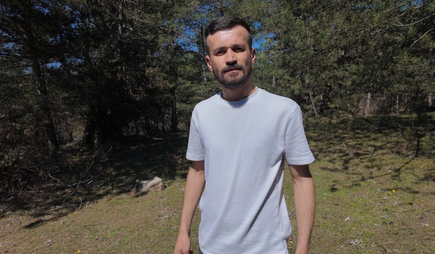 Tarlasına kurduğu fotokapanla ayı görüntüledi