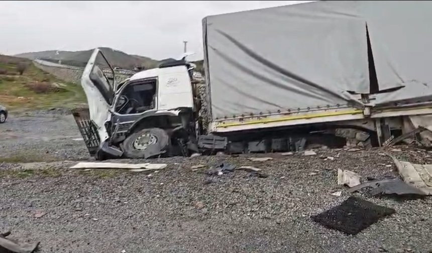 TIR ile otomobil çarpıştı; 2 ölü, 1 yaralı