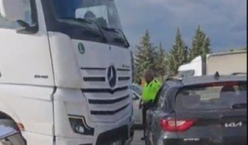 TIR'ın, çarptığı otomobili metrelerce sürüklediği kaza kamerada