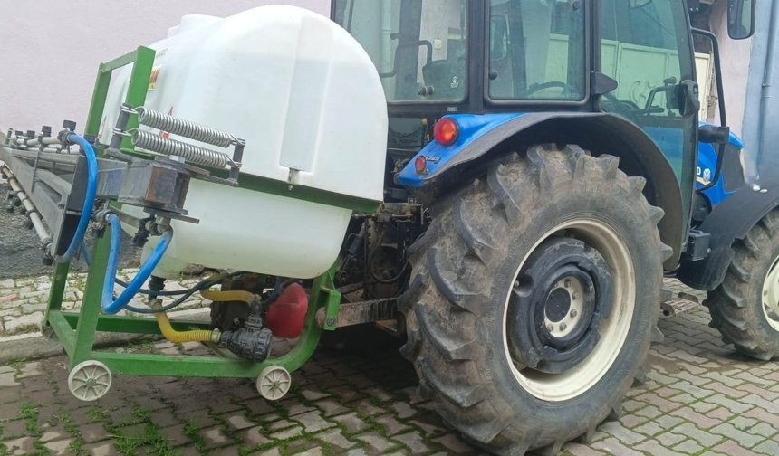 Traktörüne bağlı ilaç makinesini çıkarmak isterken sıkışarak öldü