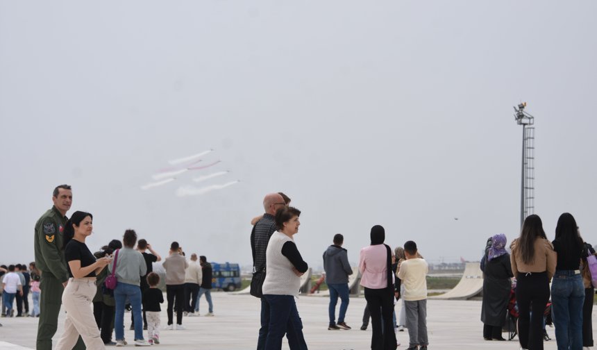 Türk Yıldızları ve SOLOTÜRK'ten öğrenciler için 23 Nisan özel gösterisi