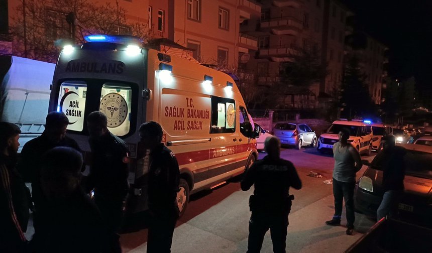 Üniversite öğrencisi, evinin önünde sırtından bıçaklandı