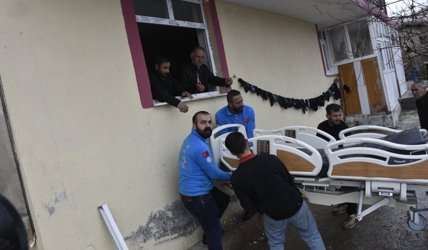 Yatağa bağımlı hastanın ortopedik yatak sevinci