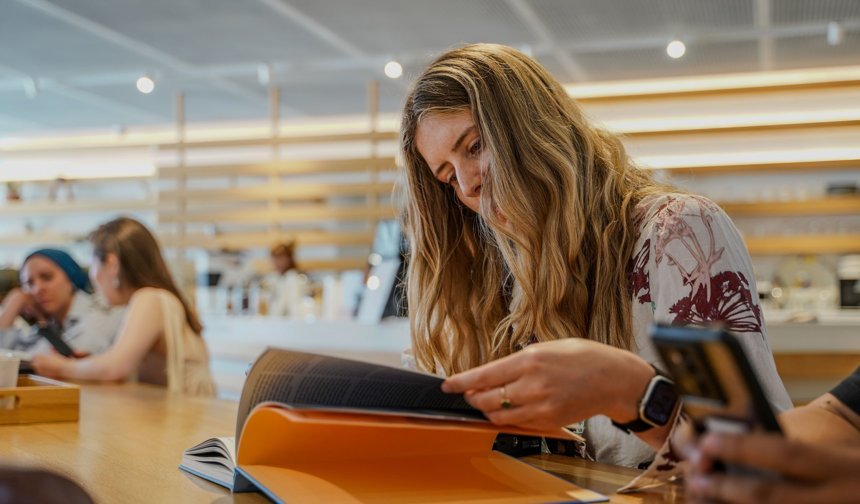 Küratör Katie Bone, Londra'da 'SADĀ' sergisini açtı