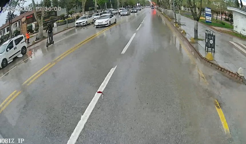 Yere düşen Türk Bayrağı için otobüsü durdurdu