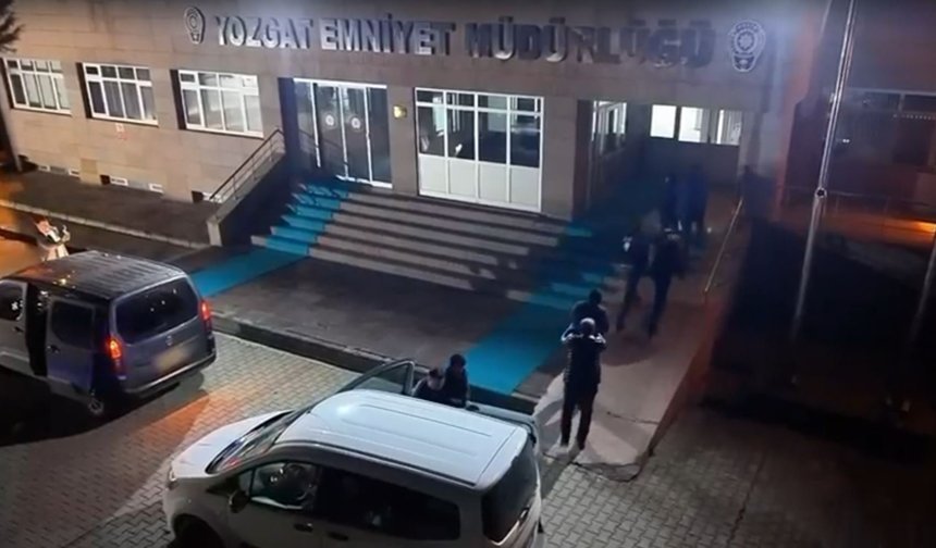 Yolcu otobüsünün bagajında 53 kaçak göçmen yakalandı: 6 tutuklama