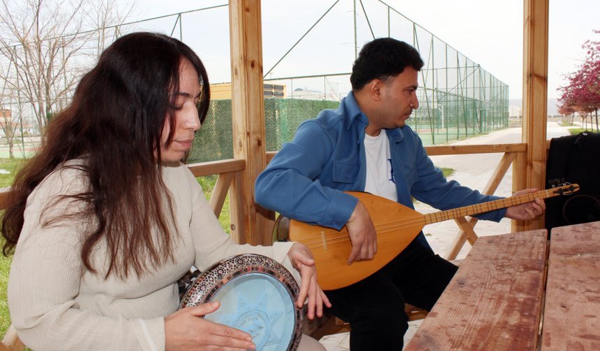 Yüzde 90 görme engelli kardeşler hem okuyor hem de müzisyenlik yapıyor