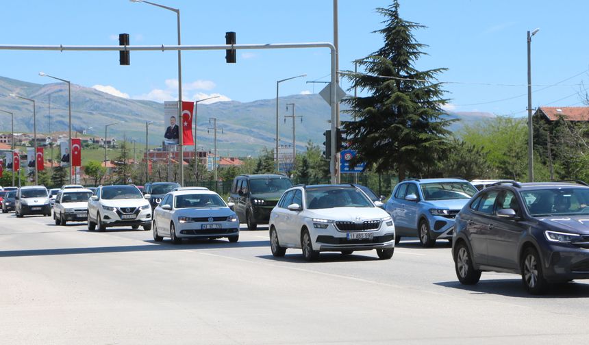 Afyonkarahisar-Antalya kara yolunda 'tatil dönüşü' yoğunluğu