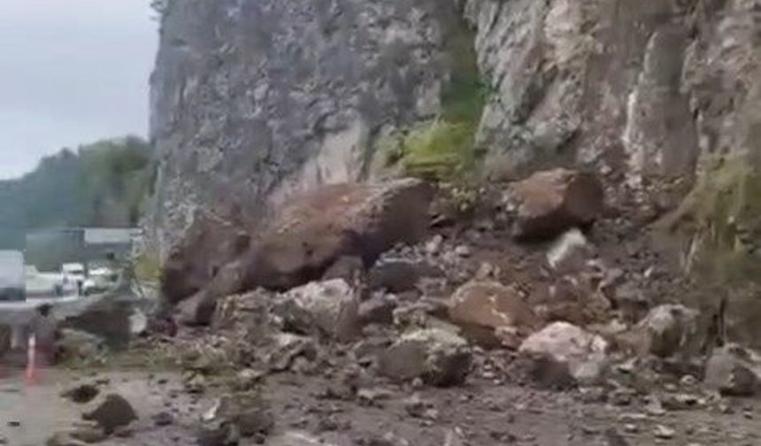 Artvin'de heyelan; yol ulaşım kapandı