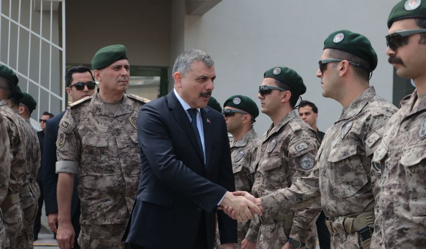 Bakan Çiftçi, özel harekat polisleriyle bayramlaştı