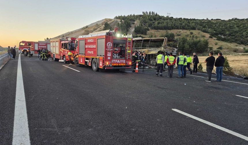 Denizli'de bariyerlere çarpan yolcu otobüsü yandı: 1'i bebek 8 ölü, 33 yaralı