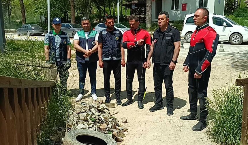 Dip temizliğinde göletten araba lastiği, semaver ve mangal çıktı