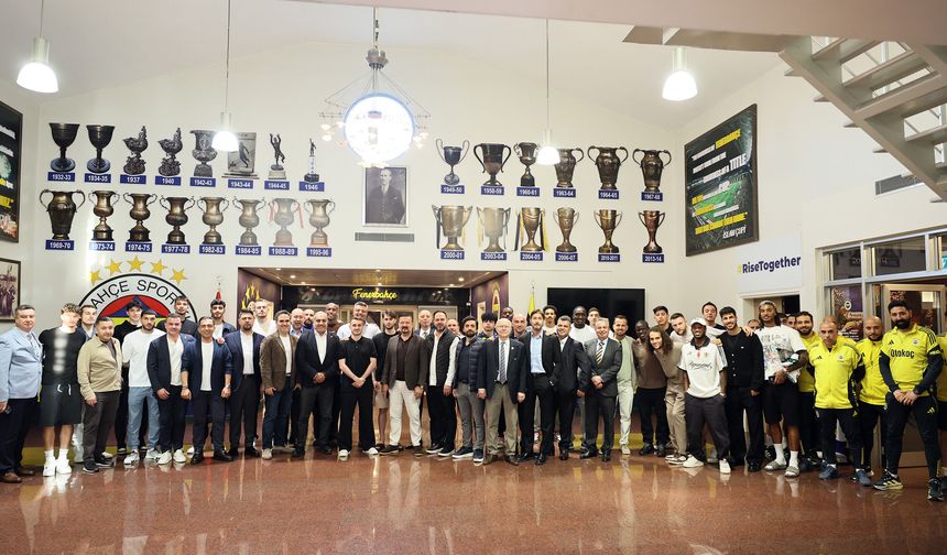 Fenerbahçe'de başkan Saran ve yöneticiler, A takımla yemekte bir araya geldi