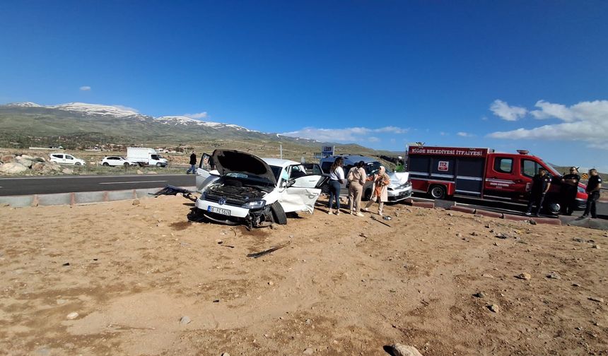 Hafif ticari araç ile otomobil çarpıştı: 7 yaralı