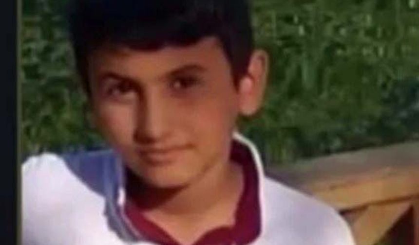İki otomobilin çarpıştığı kazada ölen anne ile 3 çocuğu toprağa verildi