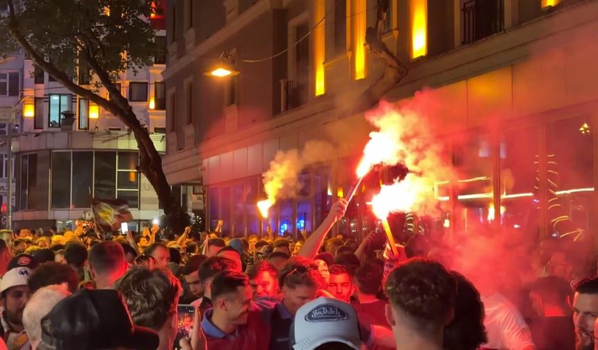 Aston Villa'nın taraftarları, Beyoğlu sokaklarında marşlar söyleyip meşaleler yaktı