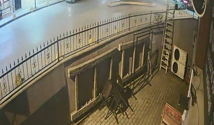 Kamyonet ile motosiklet çarpıştı: 2 yaralı; kaza anı kamerada