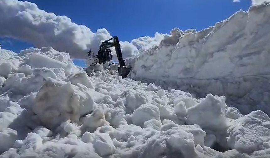 Kar kalınlığının 13 metreye ulaştığı yolda günde 100 metrelik bölüm temizleniyor