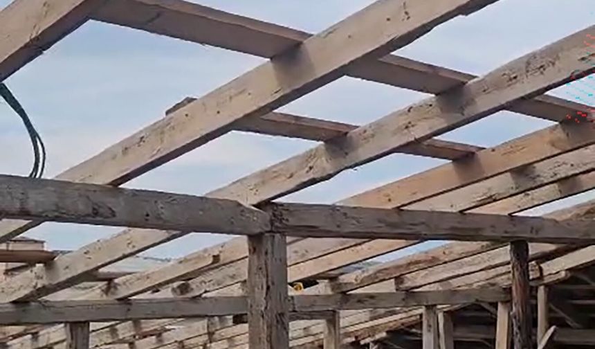 Kars'ta şiddetli rüzgârda bir apartmanın çatısı uçtu