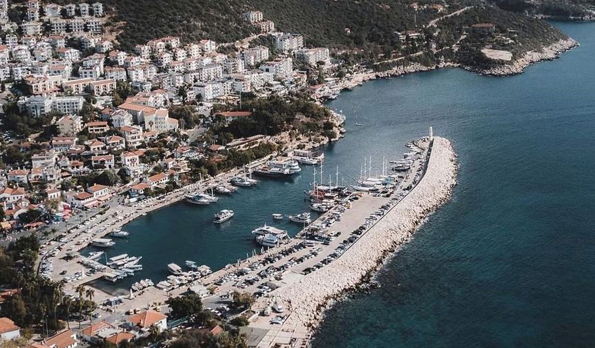 Kaş'ta kaçak yapıların 10'uncu yıkım ihalesine de teklif veren olmadı