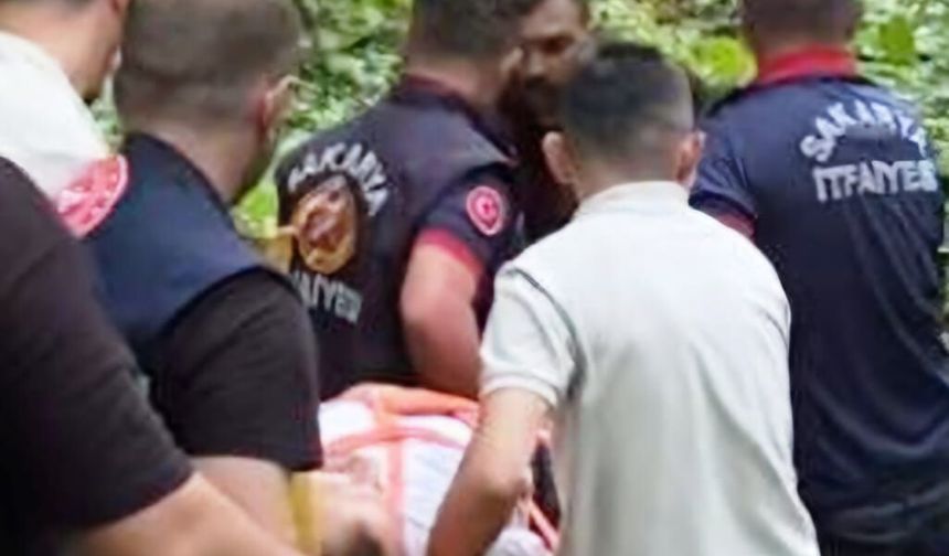 Kayalıklarda mahsur kalan kişiyi, itfaiye kurtardı