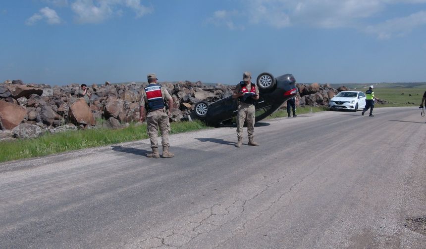 Kilis'te otomobil refüje devrildi; 5 yaralı