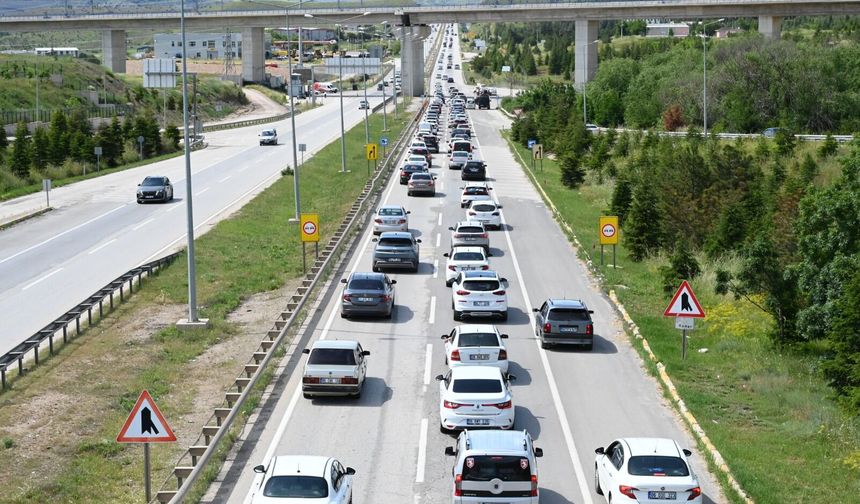 'Kilit kavşak' Kırıkkale'de bayram dönüşü trafiği