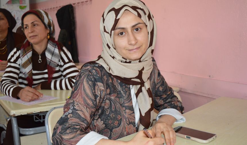 Mardin'de anneler önce kitap okudu, ardından çocuklarının oturduğu sıralarda sınava girdi
