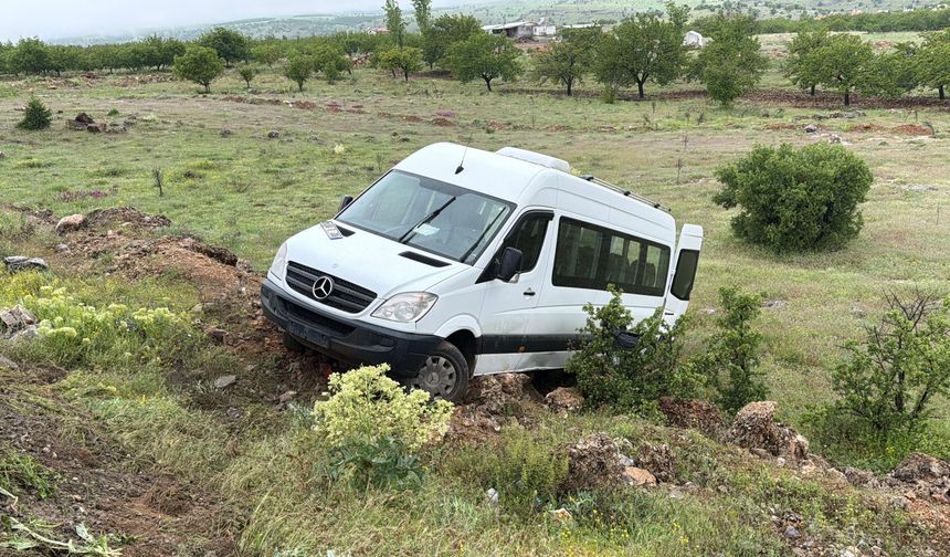 Minibüs şarampole devrildi; 2 yaralı