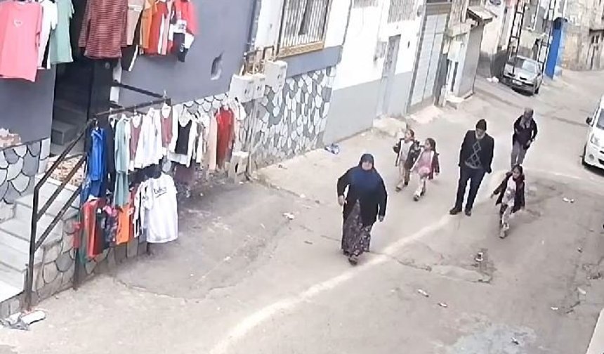 Motosikletin küçük çocuğa çarptığı kaza kamerada