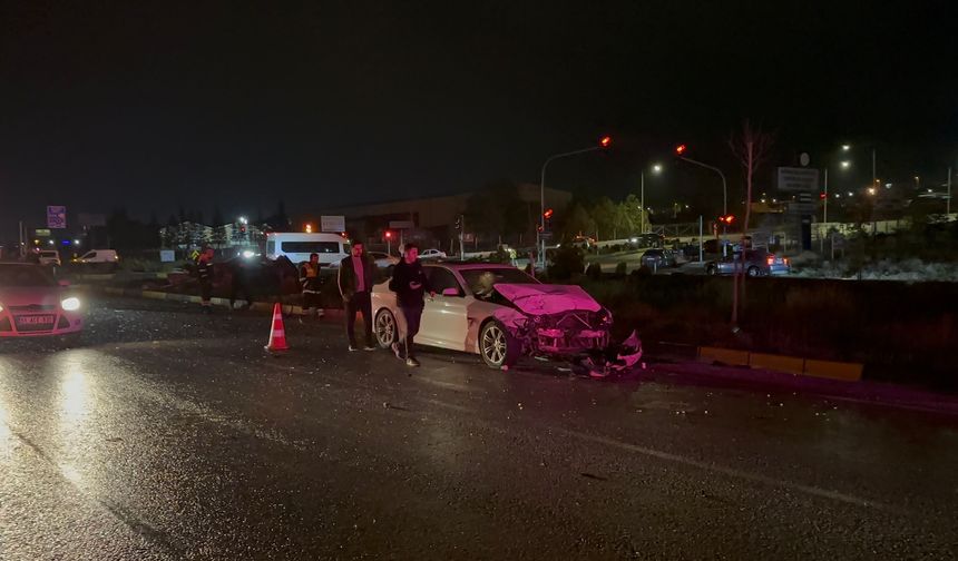 Niğde'de iki otomobil çarpıştı: 2'si ağır 4 yaralı