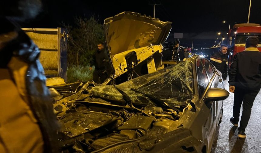 Otomobil, park halindeki TIR'a çarptı; 2 yaralı