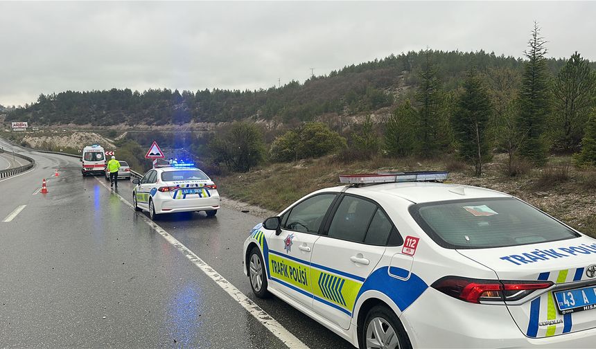 Porsuk Çayı'na düşen otomobilin sürücüsü ağır yaralandı, yanındaki eşi öldü